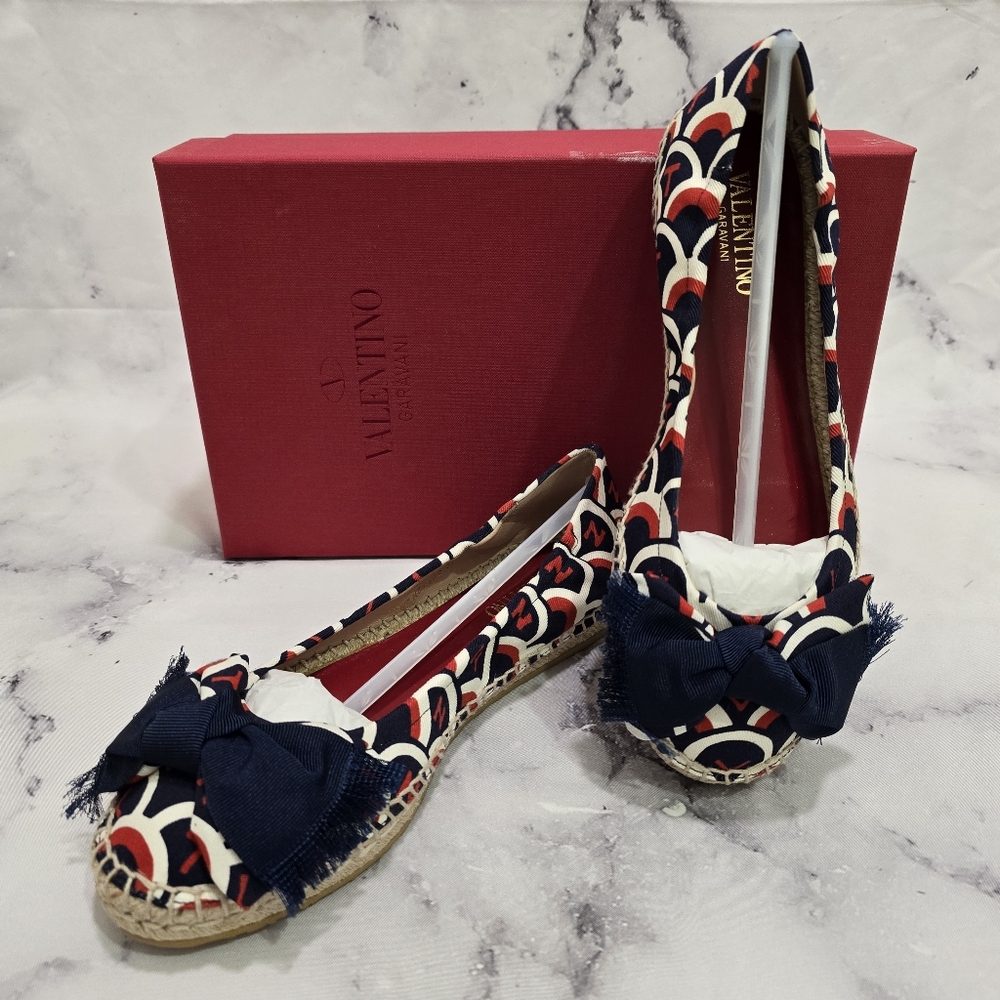 NIB Valentino Garavani Ballerina Espadrille Bow Flats in Red White & Blue Canvas